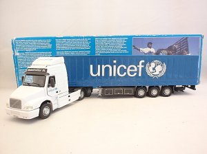 画像1: UNICEF SUPPLY TRAILER　(VOLVO NH12＋GLOBETROTTER XL)