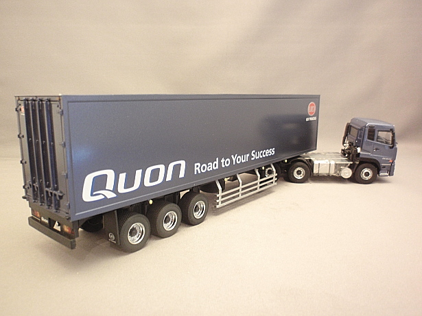 UDトラックス（株）特注 UDクオン6x4セミトラクター+トレーラー