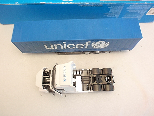 画像: UNICEF SUPPLY TRAILER　(VOLVO NH12＋GLOBETROTTER XL)