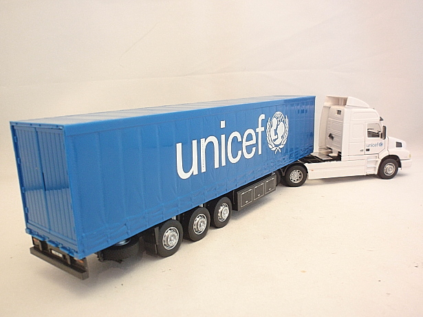 画像: UNICEF SUPPLY TRAILER　(VOLVO NH12＋GLOBETROTTER XL)