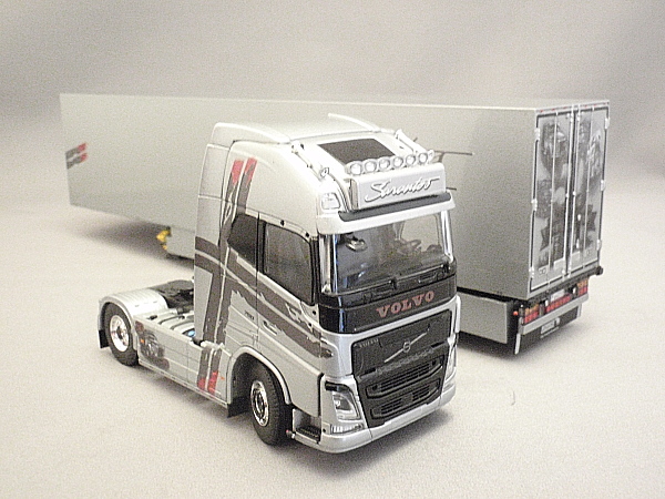 Tekno VOLVO FH (4x2)＋trailer 