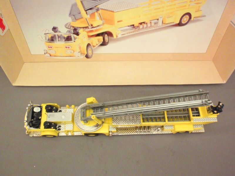 画像: CORGI　CLASSIC  AMERICAN LA FRANCE AERIAL LADDER TRUCK JERSEY CITY