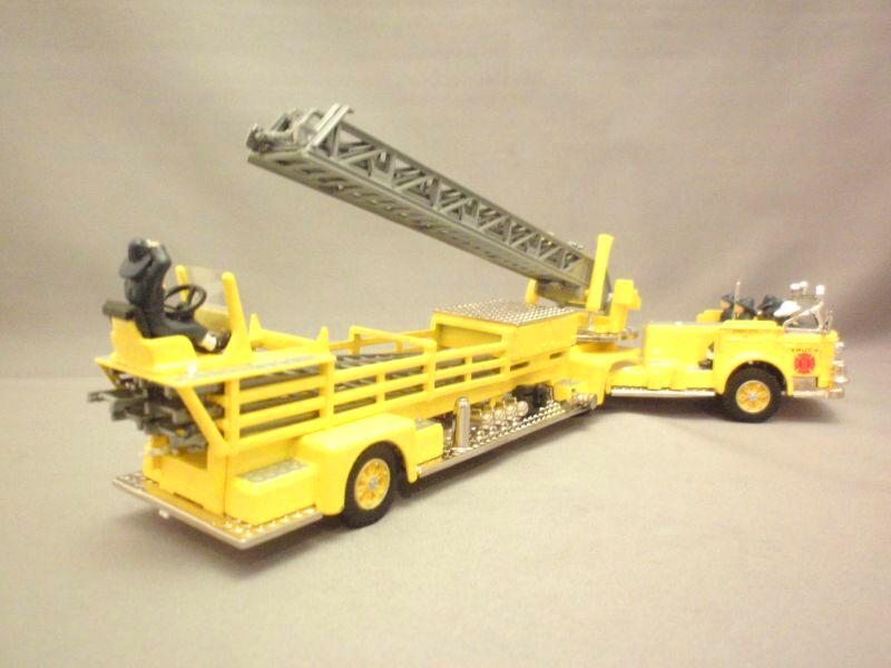 画像: CORGI　CLASSIC  AMERICAN LA FRANCE AERIAL LADDER TRUCK JERSEY CITY