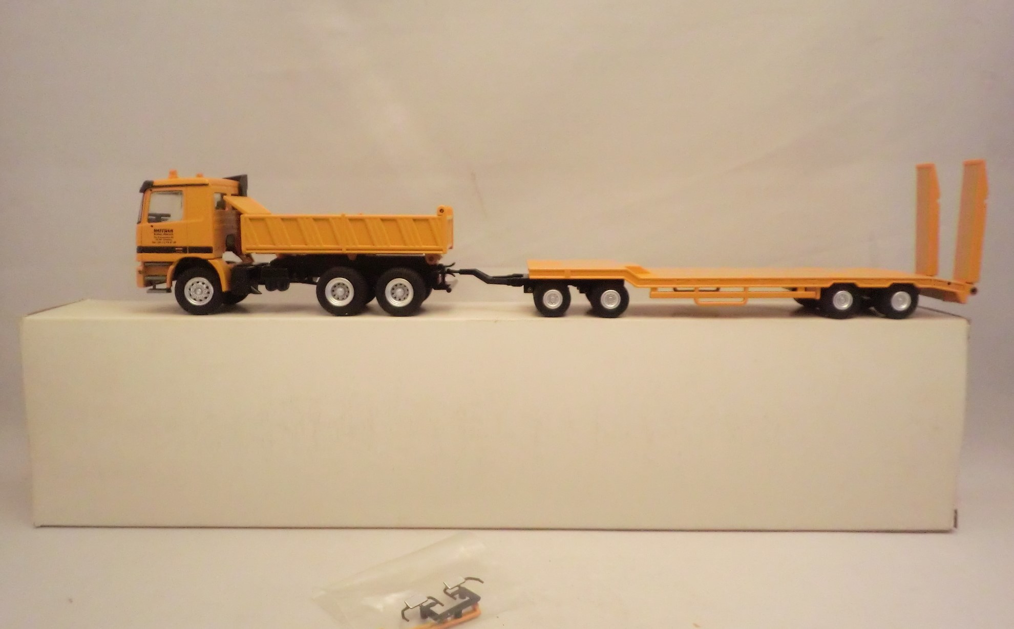 画像: Conrad No.4040/02 MB ACTROS 3axle dump w/ Goldhofer  trailer