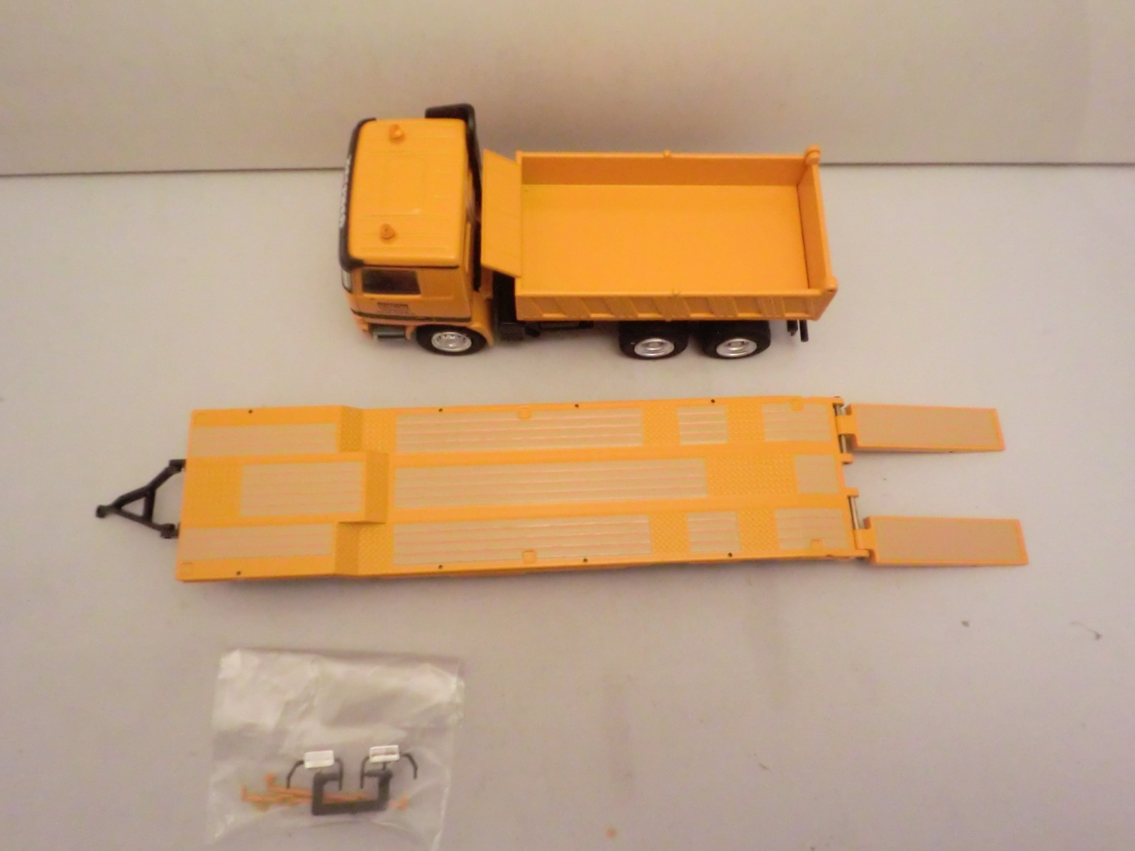 画像: Conrad No.4040/02 MB ACTROS 3axle dump w/ Goldhofer  trailer