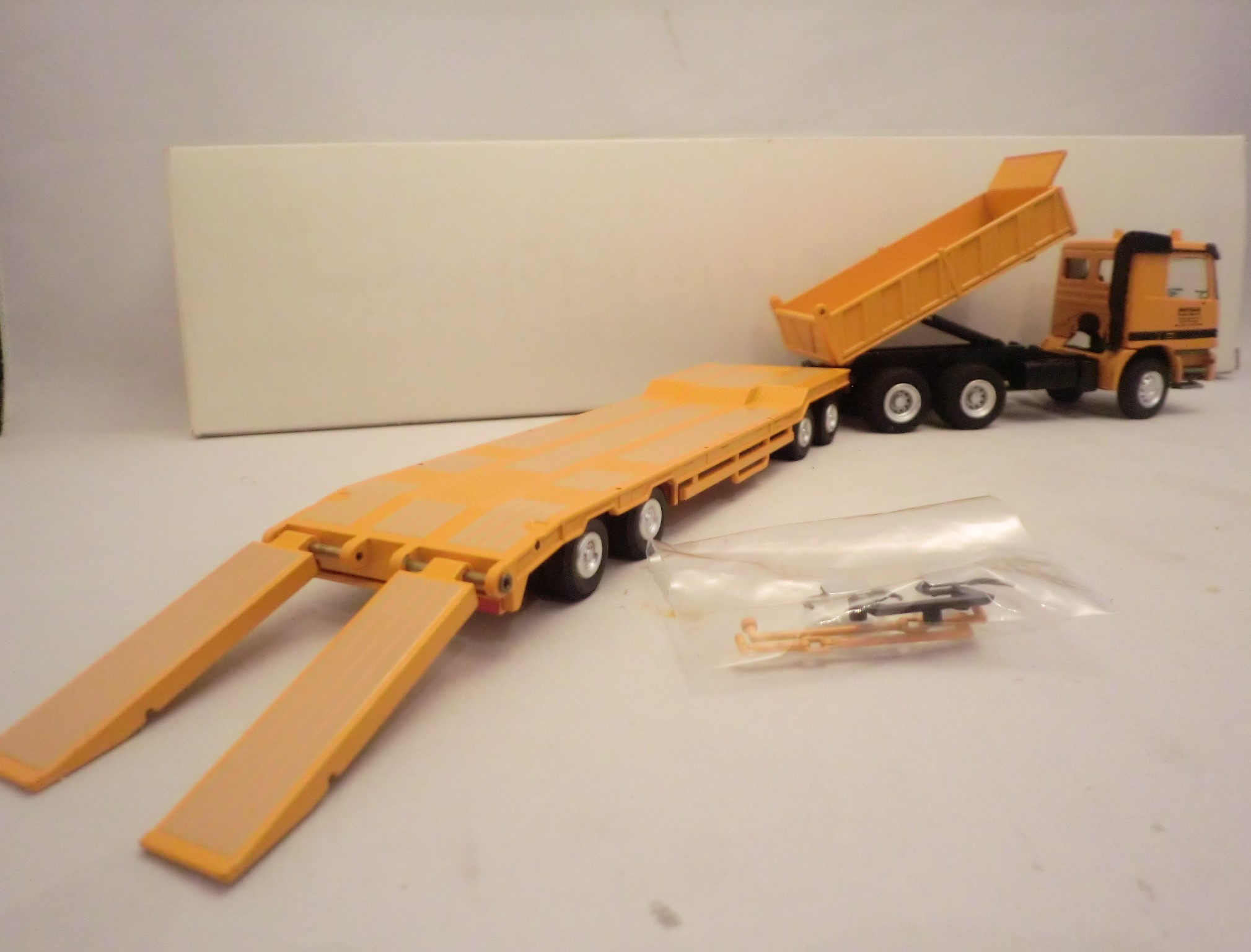 画像: Conrad No.4040/02 MB ACTROS 3axle dump w/ Goldhofer  trailer