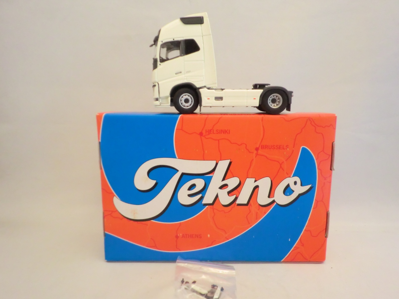 画像: Tekno Volvo FH04 Globe XL  4×2 RHD